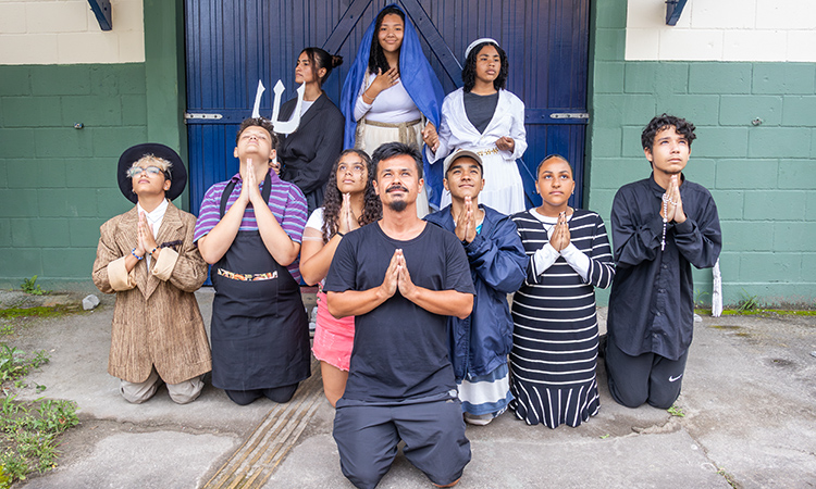 ‘Escola Encena’ estreia peça teatral na EM Bernardino de Souza