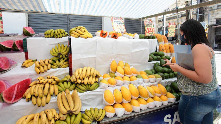 Dica para sua feira: banana mais cara e morango mais em conta nesta semana